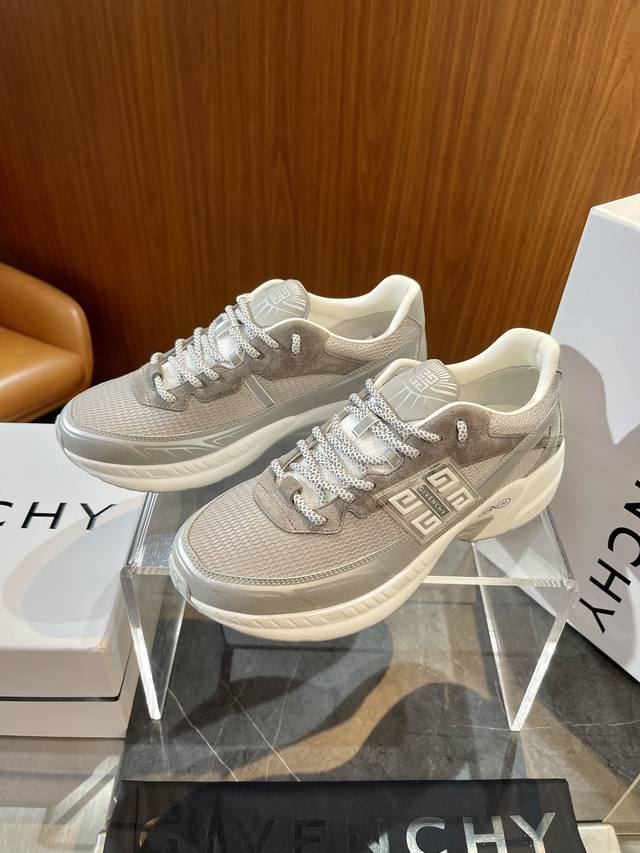 Giv纪梵nfnty-52 新品运动鞋 Size；39~44 38.45定制 奢华与科技的完美搭配 当奢华与科技碰撞，时尚界便迎来了全新的传奇 Given＊推出